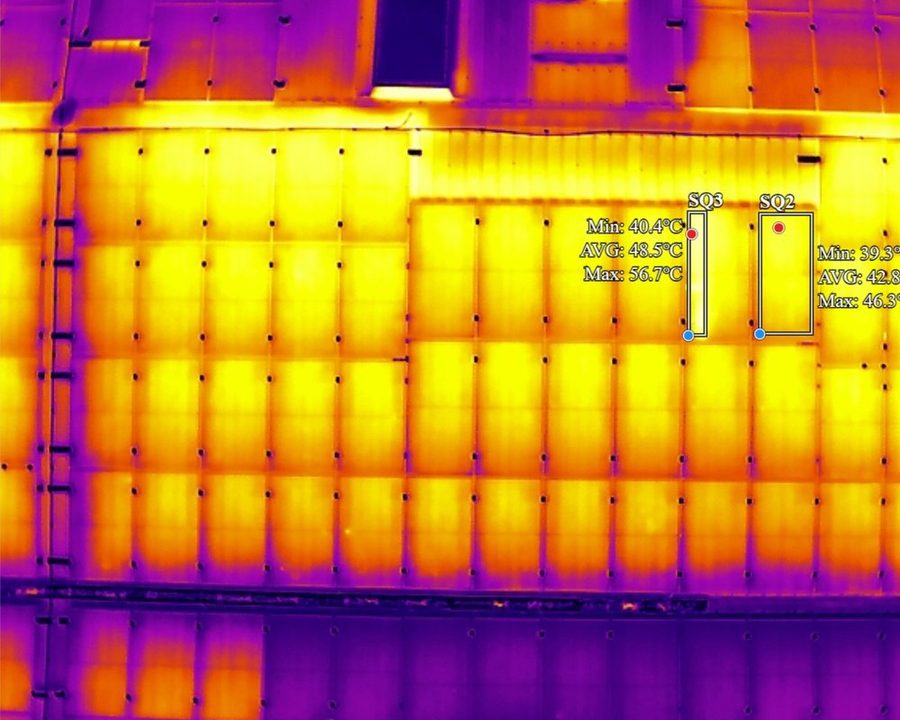 Termogram modula z enakomerno toplejšo tretjino, skladno z delovanjem obvodne diode.
